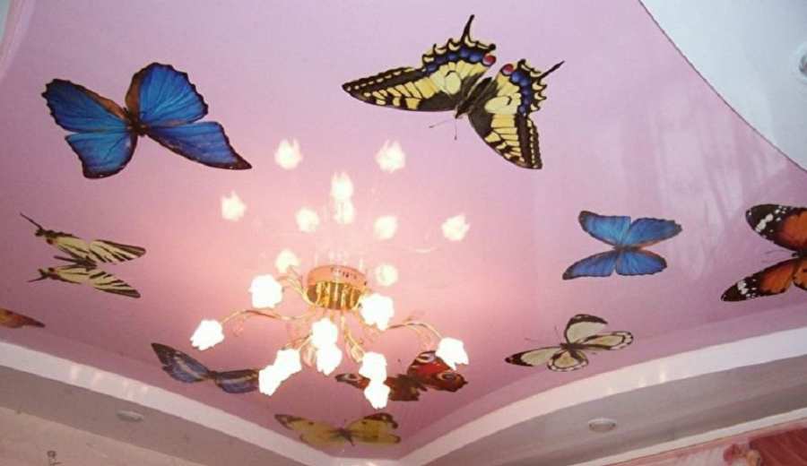 Натяжной потолок с фотопечатью. Рисунок «Бабочки»